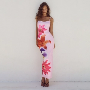 Robe longue d'été rose pâle à imprimé floral avec bretelles sans manches et coupe ajustée