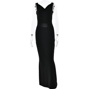 Elegantes schwarzes ärmelloses Maxikleid mit Wasserfallausschnitt und schmaler Passform
