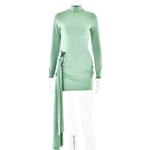 Robe courte moulante vert clair à manches longues avec découpe à la taille