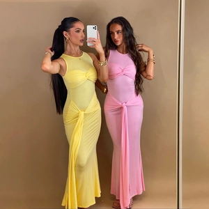 Robe longue sans manches ajustée avec détail noué en jaune vif et rose pâle