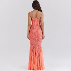 Vue détaillée du dos de la robe longue en dentelle corail avec motifs floraux