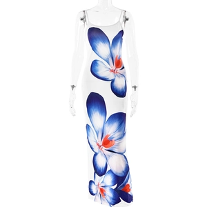 Robe longue d'été cintrée pour femme avec imprimé floral bleu et fines bretelles