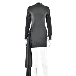 Robe courte noire ajustée à manches longues avec découpe taille et rubans décoratifs