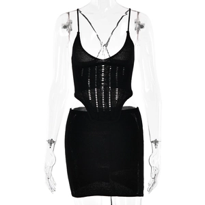 Conjunto de punto negro para mujer con top halter y minifalda a juego