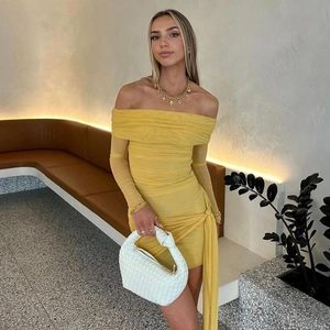 Robe courte jaune élégante à épaules dénudées et manches longues avec fronces
