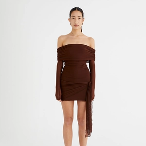 Robe moulante sexy à épaules dénudées en tulle marron avec manches longues et fronces