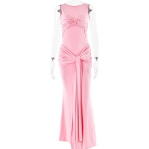 Robe longue rose sans manches avec détail de nœud et drapé élégant à volants