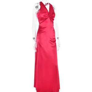 Gros plan du décolleté plongeant en V avec nœud torsadé sur une robe en satin rouge