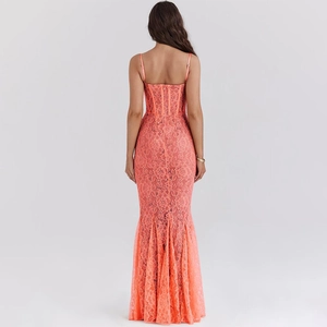Robe longue chic en dentelle orange corail avec dos nu et coupe sirène élégante