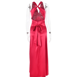 Détail d'une robe en satin rouge avec dos nu et un grand nœud papillon à la taille