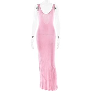 Robe longue élégante en maille rose clair sans manches avec texture côtelée et col en U