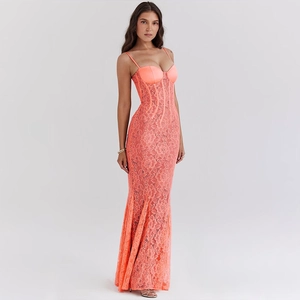 Robe sirène chic en dentelle florale rose corail avec corsage et fines bretelles