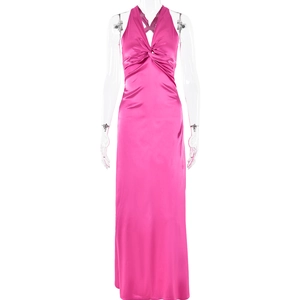 Détail d'une robe longue en satin rose fuchsia avec décolleté en V noué et dos nu licou