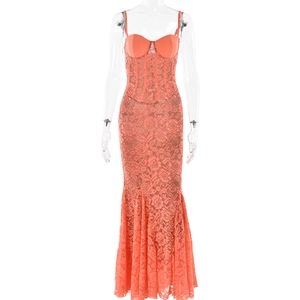 Robe longue moulante en dentelle corail avec fines bretelles et coupe sirène élégante