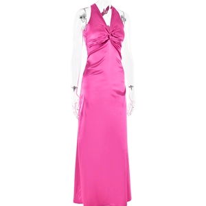 Détail d'une robe longue en satin rose avec col en V profond et motif de nœud torsadé