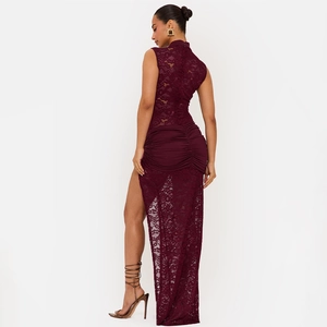 Robe longue bordeaux sans manches avec dos en dentelle ajourée et fente latérale haute