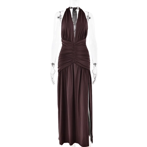 Robe longue dos nu marron foncé avec décolleté en V et fente latérale haute sur fond blanc