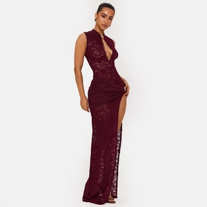 Détail de la dentelle bordeaux complexe et de la fente haute sur la robe de soirée chic