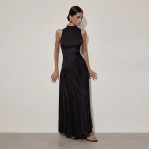 Robe longue élégante en satin noir sans manches avec dos nu et coupe ajustée sexy