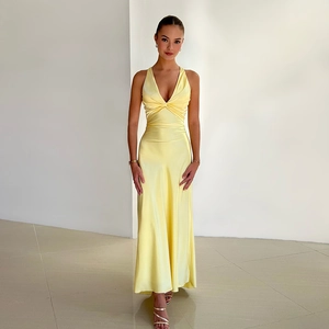 Robe maxi élégante en satin jaune pâle avec décolleté en V profond et détail de nœud avant