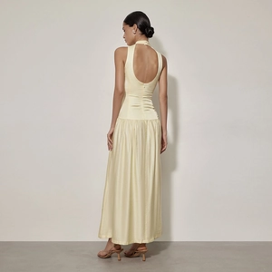 Robe longue en satin sans manches dos nu jaune clair avec col montant et drapé élégant