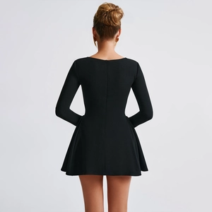 Robe ligne A élégante à manches longues noire avec taille ajustée et décolleté dos en U