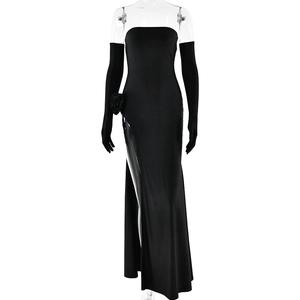 Elegante schwarze schulterfreie Abendrobe mit 3D-Blume, hohem Schlitz und passenden Handschuhen