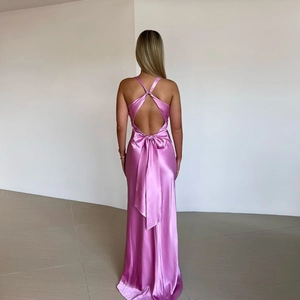 Robe longue en satin rose avec col en V, bretelles croisées au dos et grand nœud