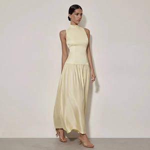 Élégante robe longue en satin jaune pâle sans manches avec dos nu et col montant chic