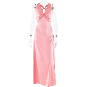 Robe longue en satin rose avec décolleté en V profond et licou sur fond blanc