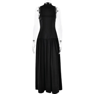 Robe longue élégante en satin noir sans manches avec dos nu et col montant pour femme