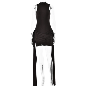 Robe moulante noire sans manches avec col montant chic et détails drapés à bandages