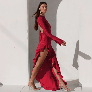 Robe rouge scintillante avec dos nu et fente haute pour un look de soirée élégant