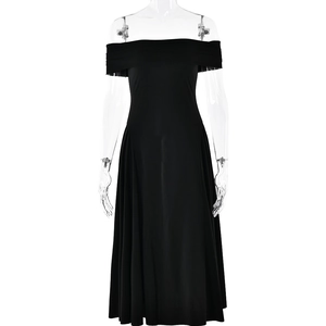 Robe midi noire chic à épaules dénudées avec coupe ajustée et silhouette trapèze élégante