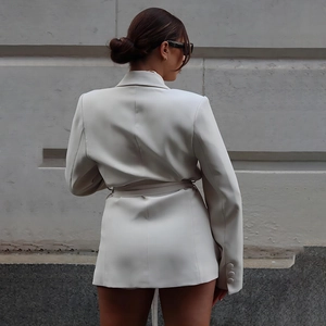 Elegante abito blazer crema a maniche lunghe con cintura e polsini con bottoni vista laterale