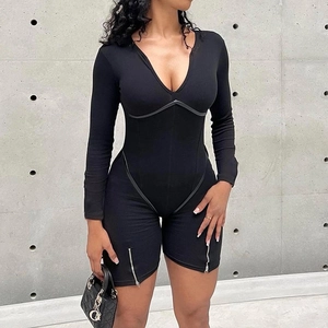 Détails du body à manches longues col en V avec texture côtelée et zip sur la cuisse