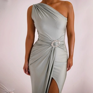 Robe longue chic vert sauge à une épaule avec taille plissée et fente haute sexy