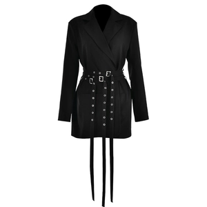 Giacca blazer nera a maniche lunghe con tripla cintura in vita e dettagli con occhielli