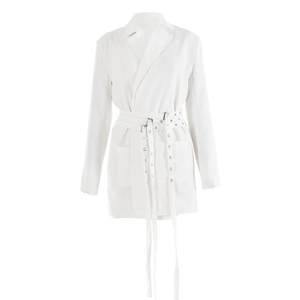 Giacca blazer bianca a maniche lunghe con cintura lunga decorativa con occhielli