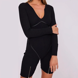 Détail de l'encolure en V profonde et texture de tissu côtelé sur un combishort noir