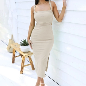 Détail de la robe longue en maille côtelée beige avec découpe latérale et fente haute