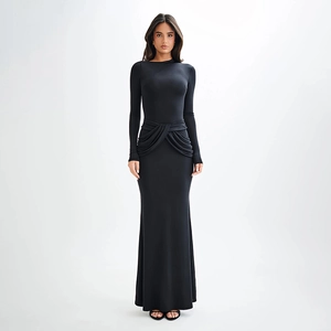 Robe longue noire élégante à manches longues avec détail drapé croisé à la taille
