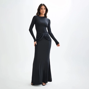 Détails d'une robe noire cintrée avec des plis décoratifs croisés à la taille élégante