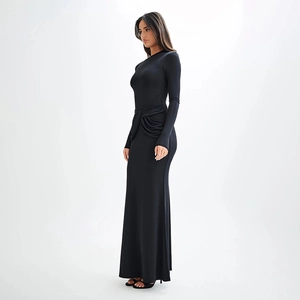 Détail du nœud élégant à la taille et du drapé sur cette robe longue noire ajustée