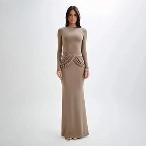 Détail du nœud torsadé à la taille sur cette robe longue moulante marron élégante