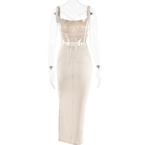 Vue détaillée du dos de la robe longue en maille côtelée beige avec bretelles croisées