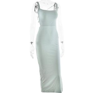 Détail du tissu en maille côtelée vert menthe d'une robe longue moulante dos nu à bretelles