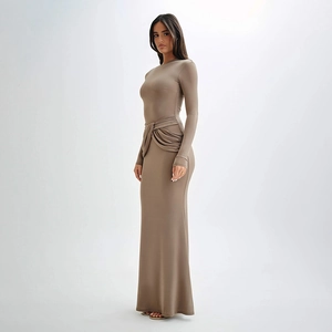 Robe longue moulante à manches longues avec détail noué à la taille en kaki