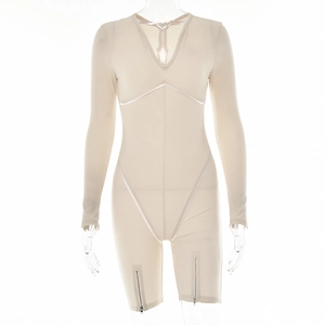 Vue détaillée du body beige à col en V avec liserés blancs et fermetures éclair décoratives