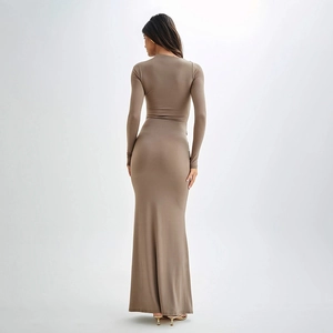 Détail d'une robe maxi moulante à manches longues beige foncé montrant l'ourlet sirène